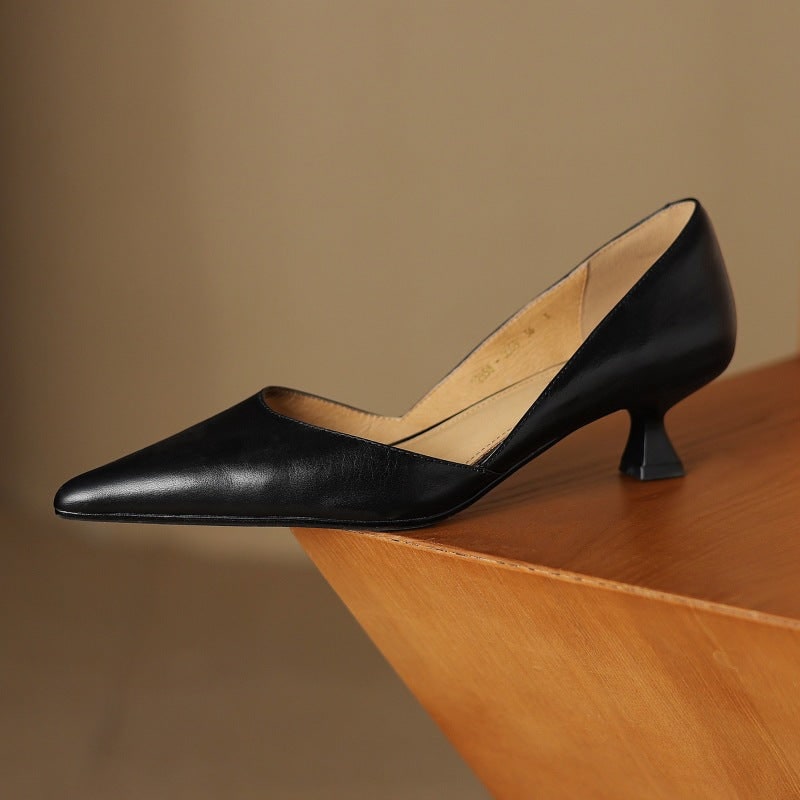 Calzature décolleté donna: tacco basso per stabilità, punta affusolata chic. Ideali per l'ufficio.