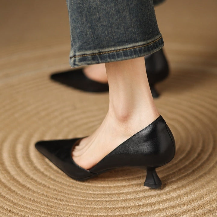 Eleganza discreta: décolleté tacco basso, punta affusolata, versatili per ogni outfit da donna.