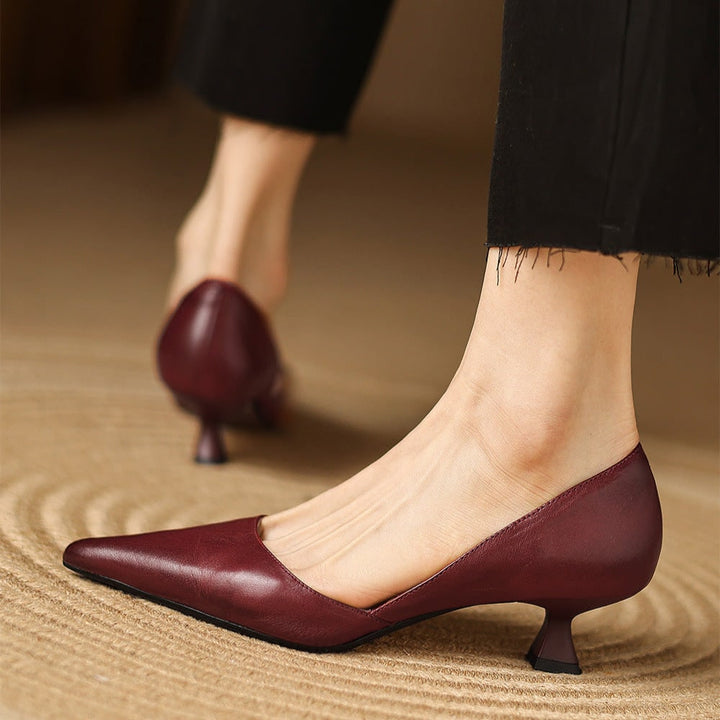 Moda donna: décolleté nere con tacco kitten, ideali per un look elegante e comfort duraturo.