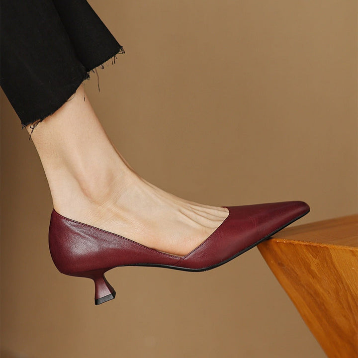 Calzature donna versatili: décolleté con tacco basso e punta affusolata, perfette per l'ufficio.