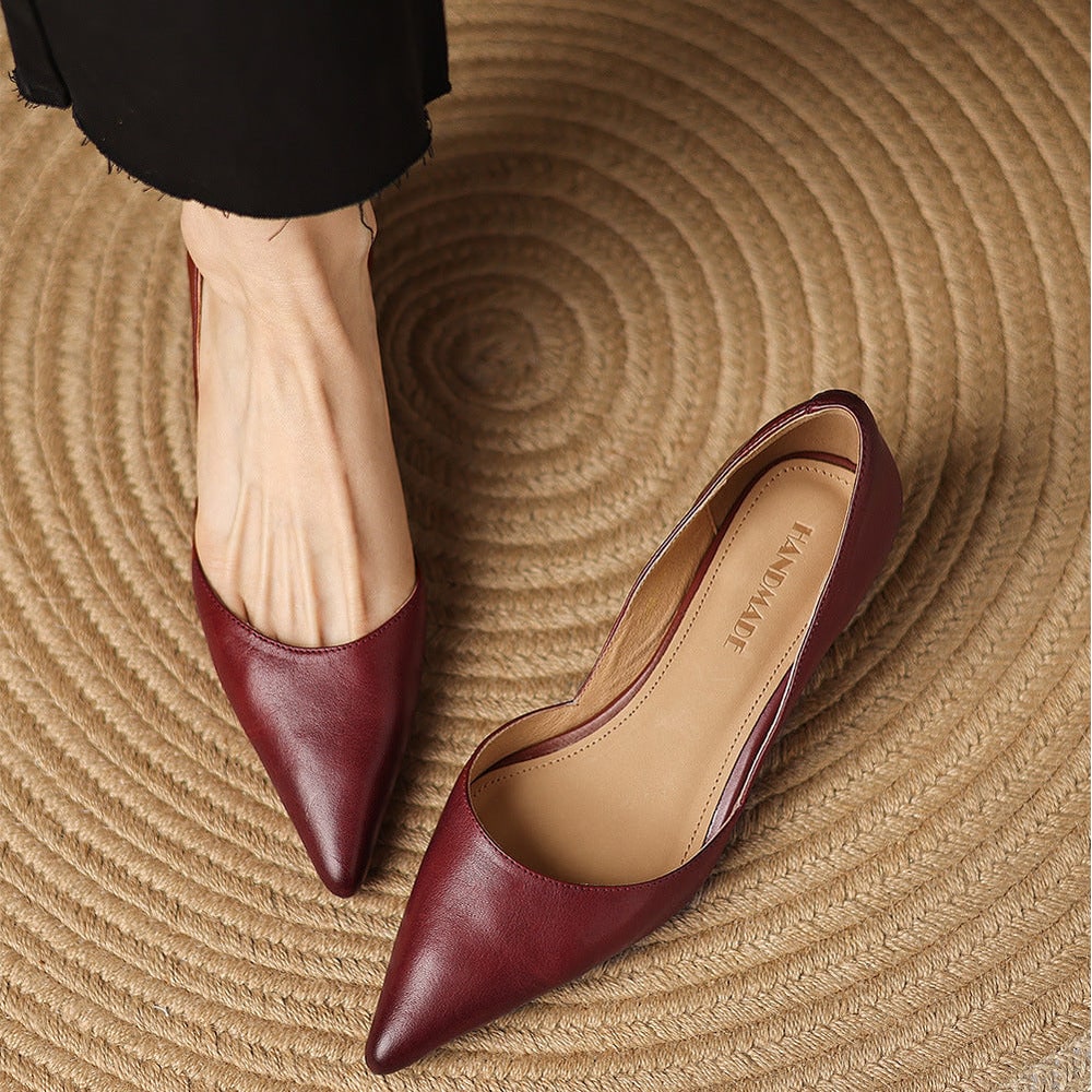 Dettaglio punta affusolata décolleté donna, tacco basso confortevole ed elegante. Scarpe moda.