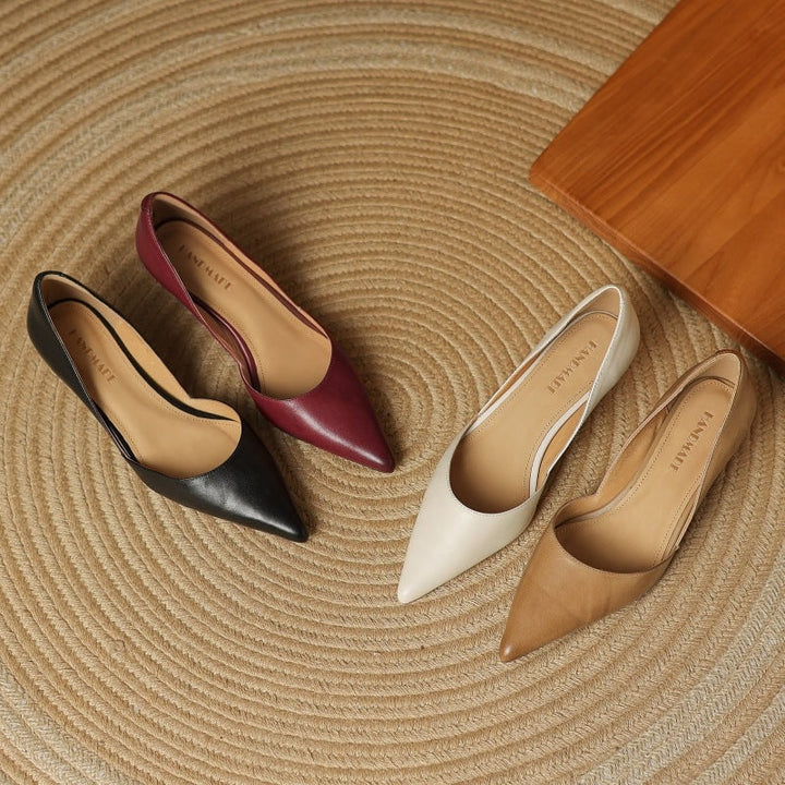 Scarpe décolleté nere tacco basso, perfette per serate chic e look professionali. Eleganza donna.