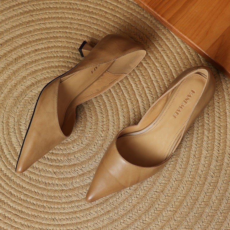Eleganza quotidiana: décolleté con tacco basso e punta affusolata, calzature donna alla moda.