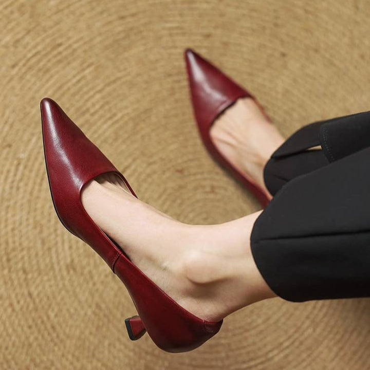 Décolleté donna nere con tacco gattino, punta affusolata e comfort. Perfette per l'ufficio.