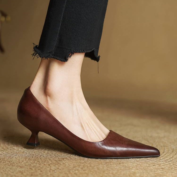 Scarpe donna décolleté, tacco gattino per comfort e punta affusolata. Moda femminile chic.