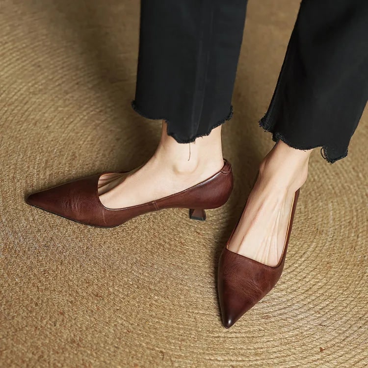 Décolleté donna oro con tacco gattino, punta affusolata. Scarpe eleganti per serate speciali.
