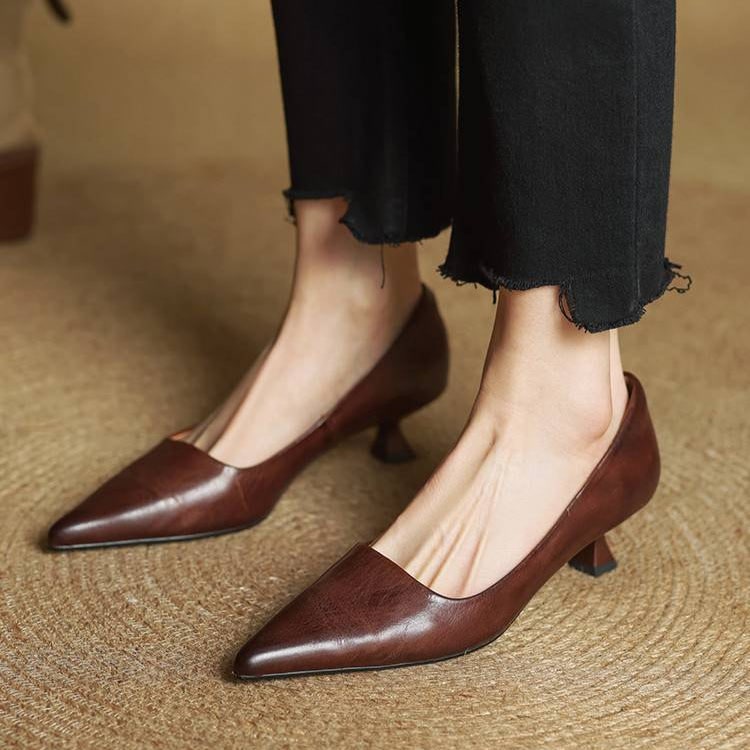 Scarpe donna décolleté in camoscio blu, tacco gattino e punta affusolata, comfort assicurato.