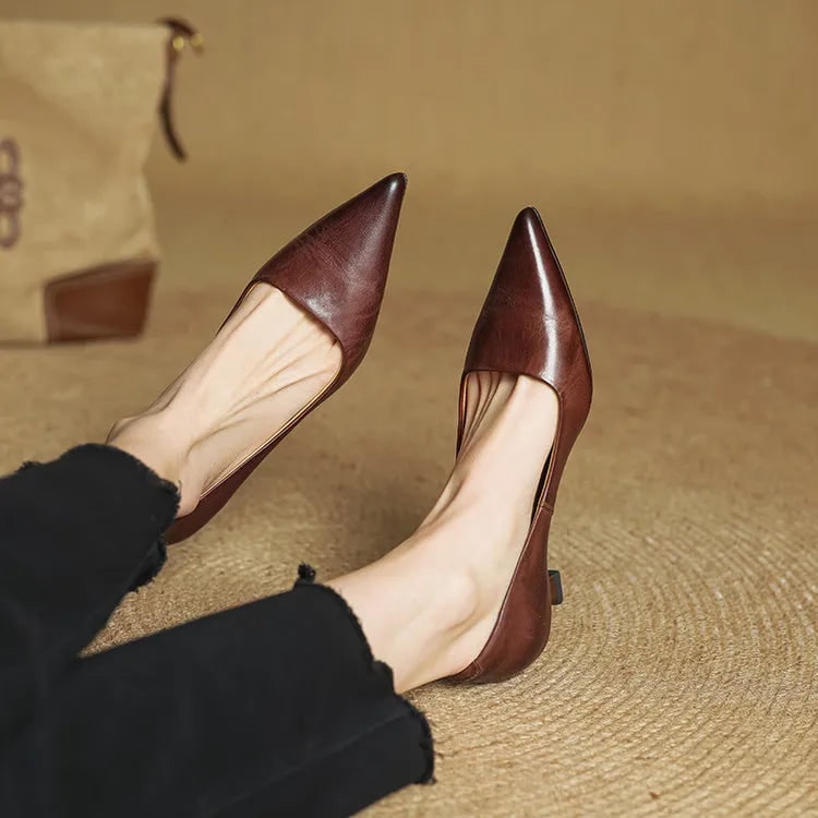 Décolleté donna bianche, tacco gattino e punta affusolata, eleganti per cerimonie.