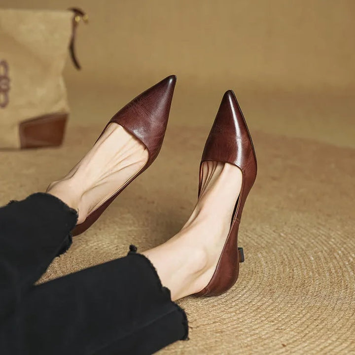 Décolleté donna bianche, tacco gattino e punta affusolata, eleganti per cerimonie.