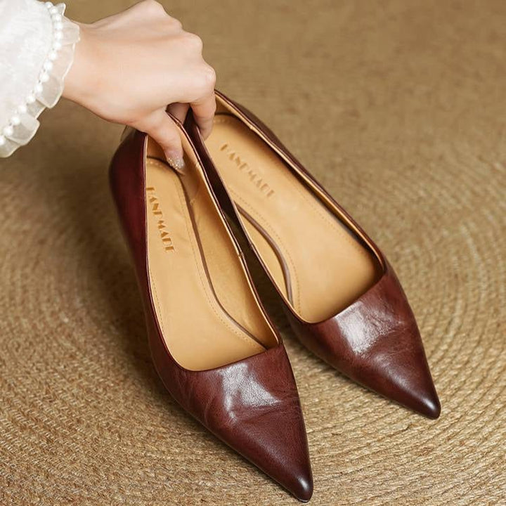 Scarpe donna décolleté verde bosco, tacco gattino e punta affusolata, stile unico e comfort.