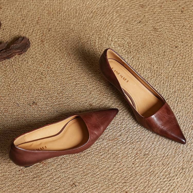 Décolleté donna in vernice nera, tacco gattino, punta affusolata. Scarpe ufficio versatili.