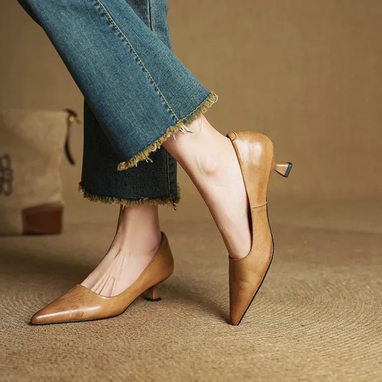 Scarpe donna décolleté, tacco gattino e punta affusolata. Comfort e stile per ogni occasione.