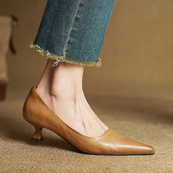 Décolleté donna color cuoio, tacco gattino e punta affusolata, look classico e casual.
