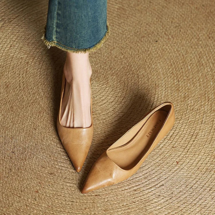 Eleganti décolleté donna viola, tacco gattino e punta affusolata, scarpe da sera trendy.