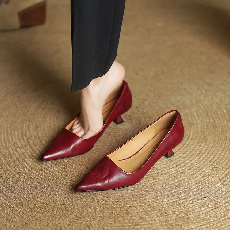 Eleganti décolleté donna rosse, tacco gattino e punta affusolata, ideali per la sera.