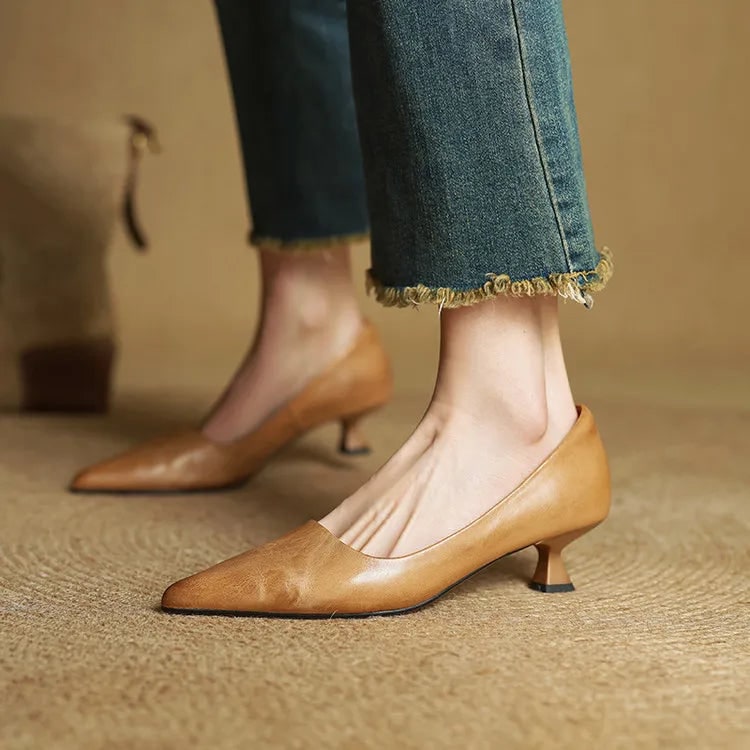 Décolleté donna arancione, tacco gattino e punta affusolata, tocco di colore alla moda.