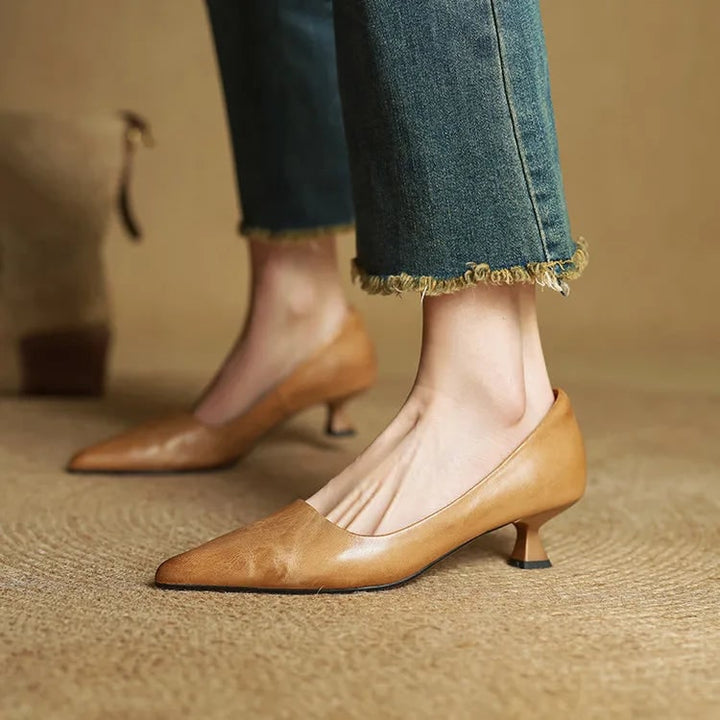 Décolleté donna arancione, tacco gattino e punta affusolata, tocco di colore alla moda.