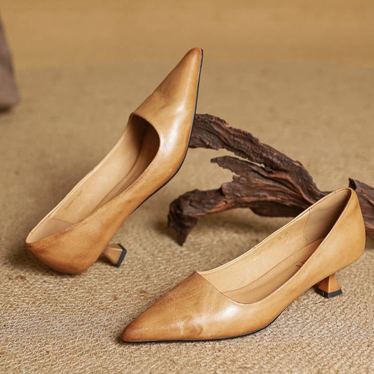 Scarpe donna décolleté con tacco gattino, punta affusolata, design moderno e confortevole.