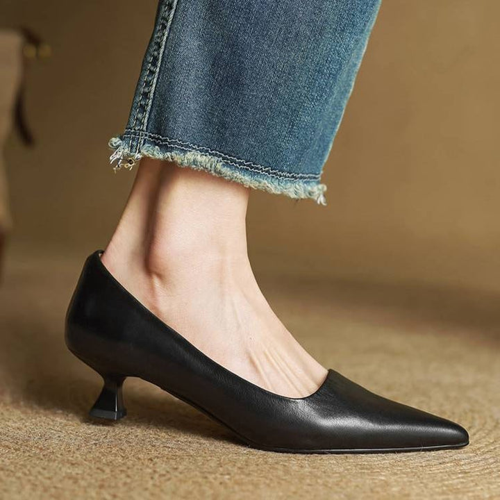 Décolleté donna fucsia, tacco gattino e punta affusolata, scarpe vivaci per moda femminile.