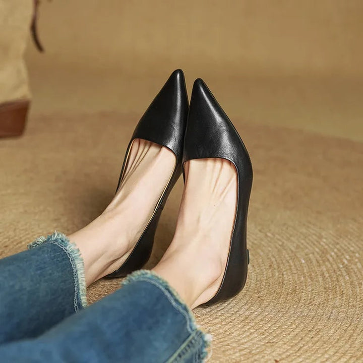 Scarpe donna décolleté in raso nero, tacco gattino e punta affusolata, raffinatezza da sera.