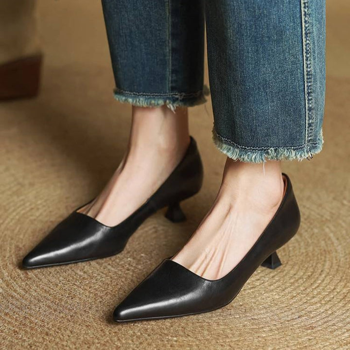 Décolleté donna marrone scuro, tacco gattino e punta affusolata, perfette per stile classico.