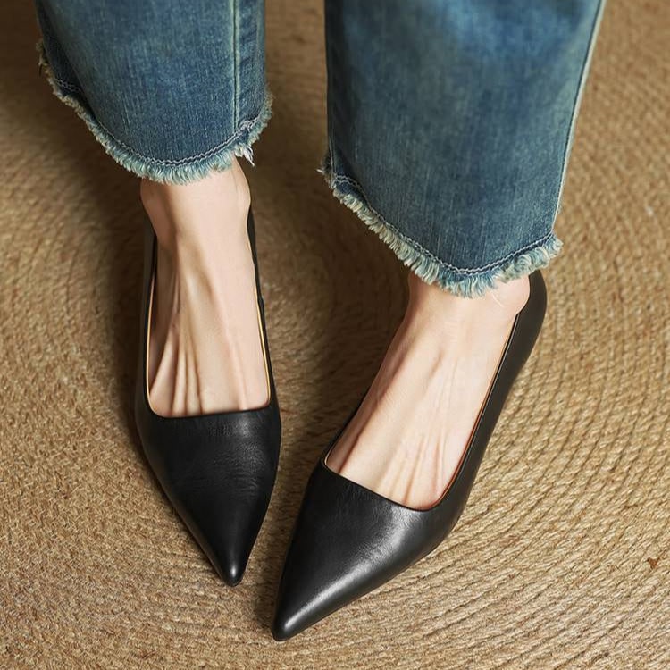 Scarpe donna décolleté con tacco gattino confortevole e punta affusolata, per tutto il giorno.