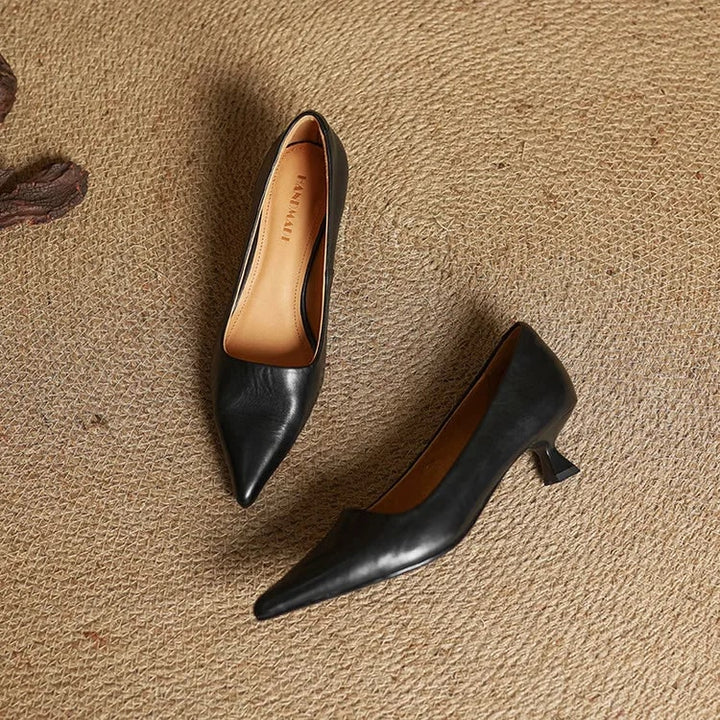 Décolleté donna bronzo metallizzato, tacco gattino, punta affusolata. Scarpe eleganti uniche.