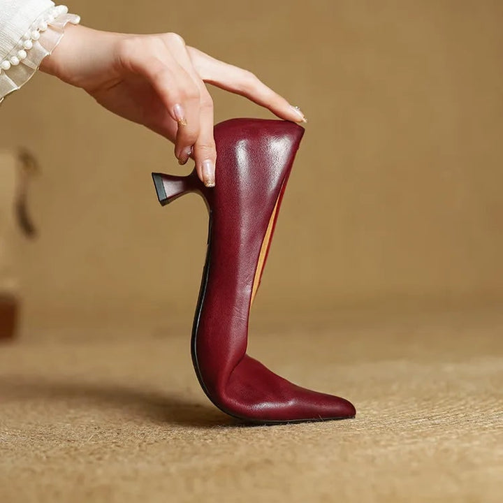 Scarpe da ufficio décolleté beige, tacco gattino e punta affusolata, stile classico e comfort.