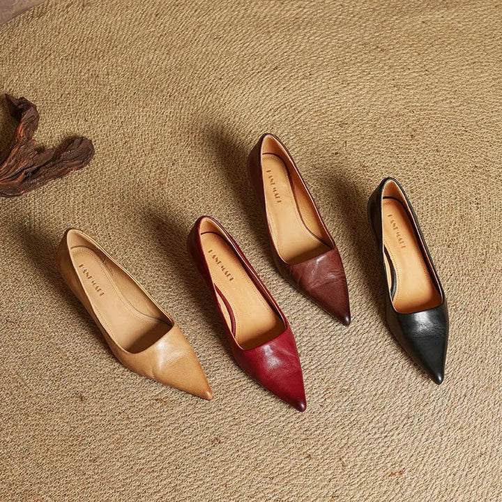 Scarpe donna décolleté nere, tacco gattino, punta affusolata. Stile versatile, comfort e moda.