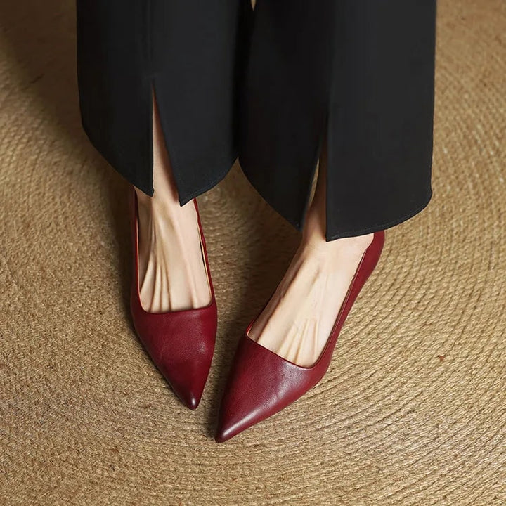 Décolleté donna blu con tacco gattino, punta affusolata. Scarpe versatili per moda femminile.