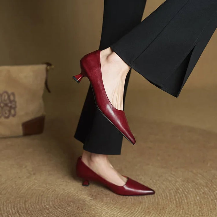 Décolleté classiche nere, tacco gattino e punta affusolata, scarpe eleganti per donna moderna.