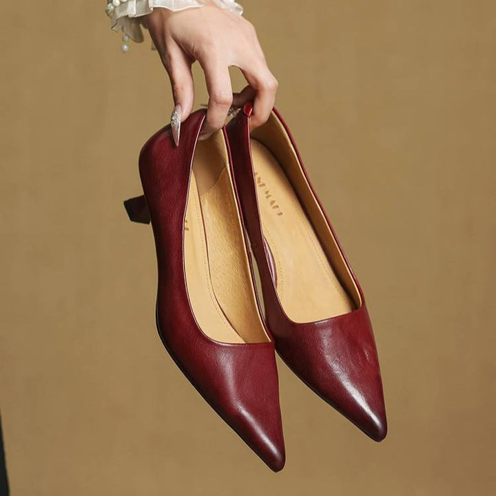 Scarpe donna décolleté grigie, tacco gattino e punta affusolata, perfette per comfort quotidiano.