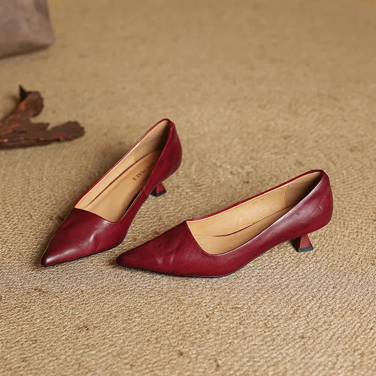 Eleganti scarpe donna bordeaux, décolleté con tacco gattino e punta affusolata, versatile.
