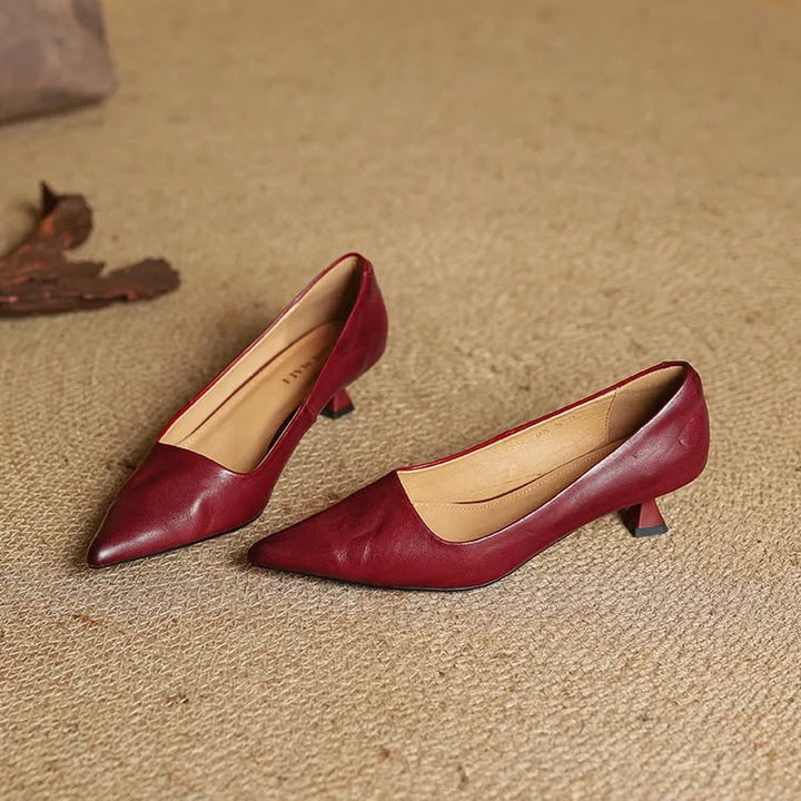 Eleganti scarpe donna bordeaux, décolleté con tacco gattino e punta affusolata, versatile.