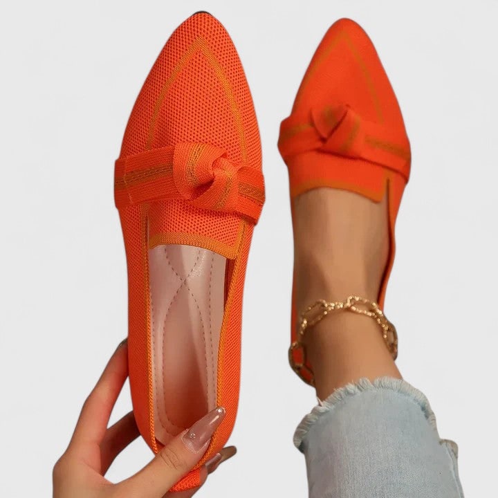 Calzature donna eleganti: ballerine con punta affusolata e nodo decorativo, un tocco di moda.