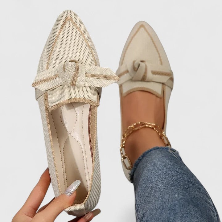 Ballerine da donna con nodo e punta affusolata, comode e versatili per outfit eleganti e casual.