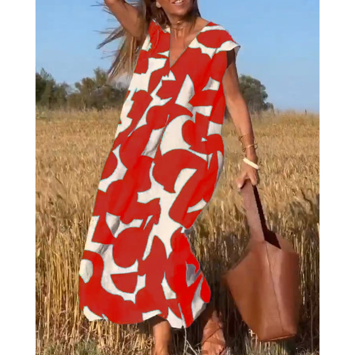 Fantasia vivace su vestito maxi estivo da donna con scollo a V e maniche corte. Tendenza moda vacanza.