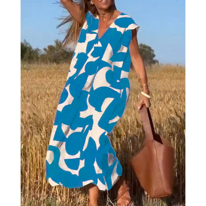 Primo piano del tessuto stampato e dello scollo a V del vestito maxi estivo da donna. Dettaglio chic.