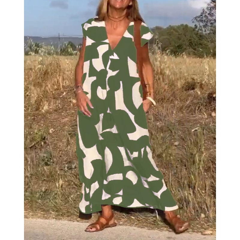 Donna in vestito lungo stampato, scollo a V, maniche ad aletta. Abito estivo versatile per ogni occasione.