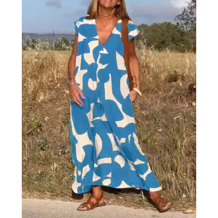 Dettaglio scollo a V e maniche ad aletta del vestito lungo estivo stampato da donna. Eleganza e comfort moda.