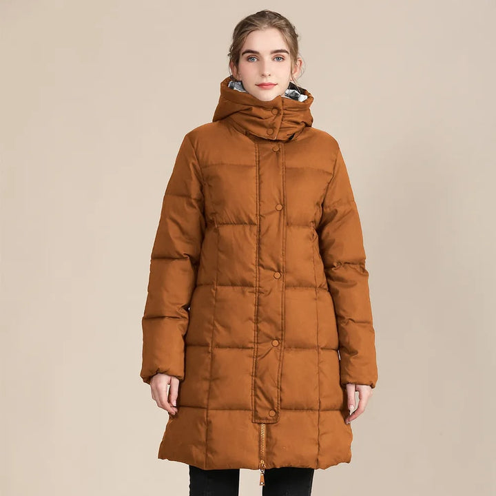 Elegante cappotto piumino donna marrone lungo trapuntato con cappuccio, perfetto per comfort invernale e stile casual.