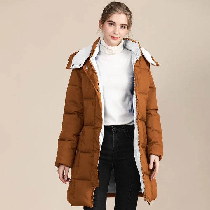 Giacca trapuntata lunga donna marrone con cappuccio anti-vento, piumino caldo per la moda inverno e abbigliamento esterno.
