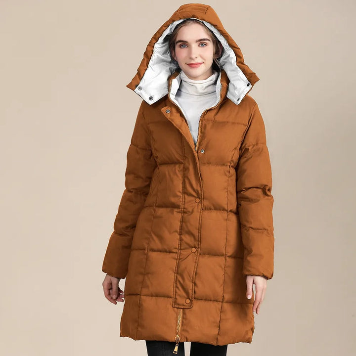 Cappotto donna lungo marrone, piumino trapuntato con cappuccio, caldo e anti-vento, per un inverno elegante.