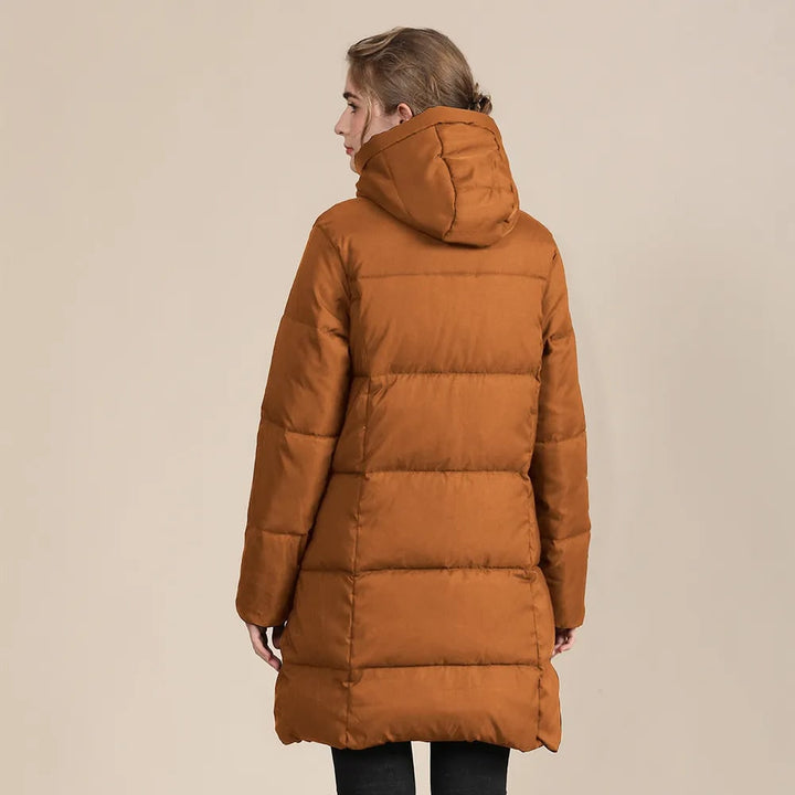 Piumino donna marrone lungo con cappuccio, trapuntato per un look casual ed elegante, comfort e protezione anti-vento.