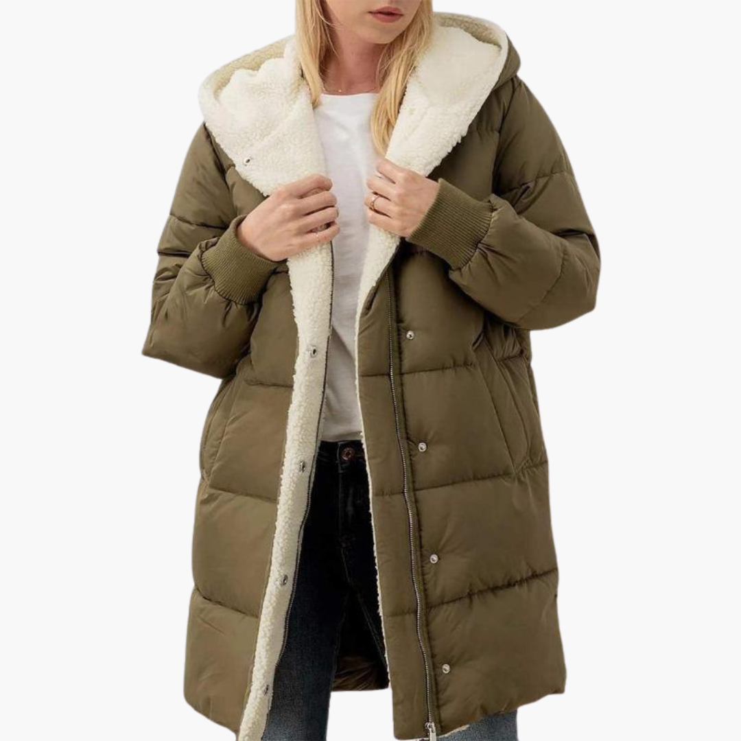 Piumino donna trapuntato con cappuccio, ideale per calore e stile invernale. Un capospalla caldo e moda.