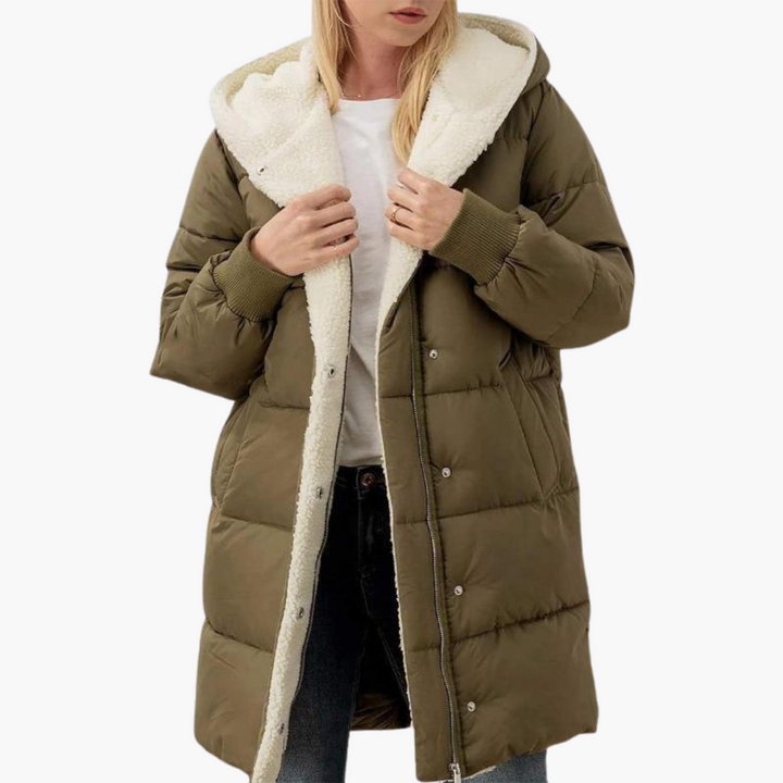 Piumino donna trapuntato con cappuccio, ideale per calore e stile invernale. Un capospalla caldo e moda.