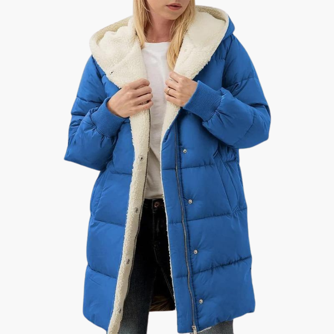 Piumino donna imbottito con cappuccio, trapuntato per resistere al freddo. Un capo moda invernale.