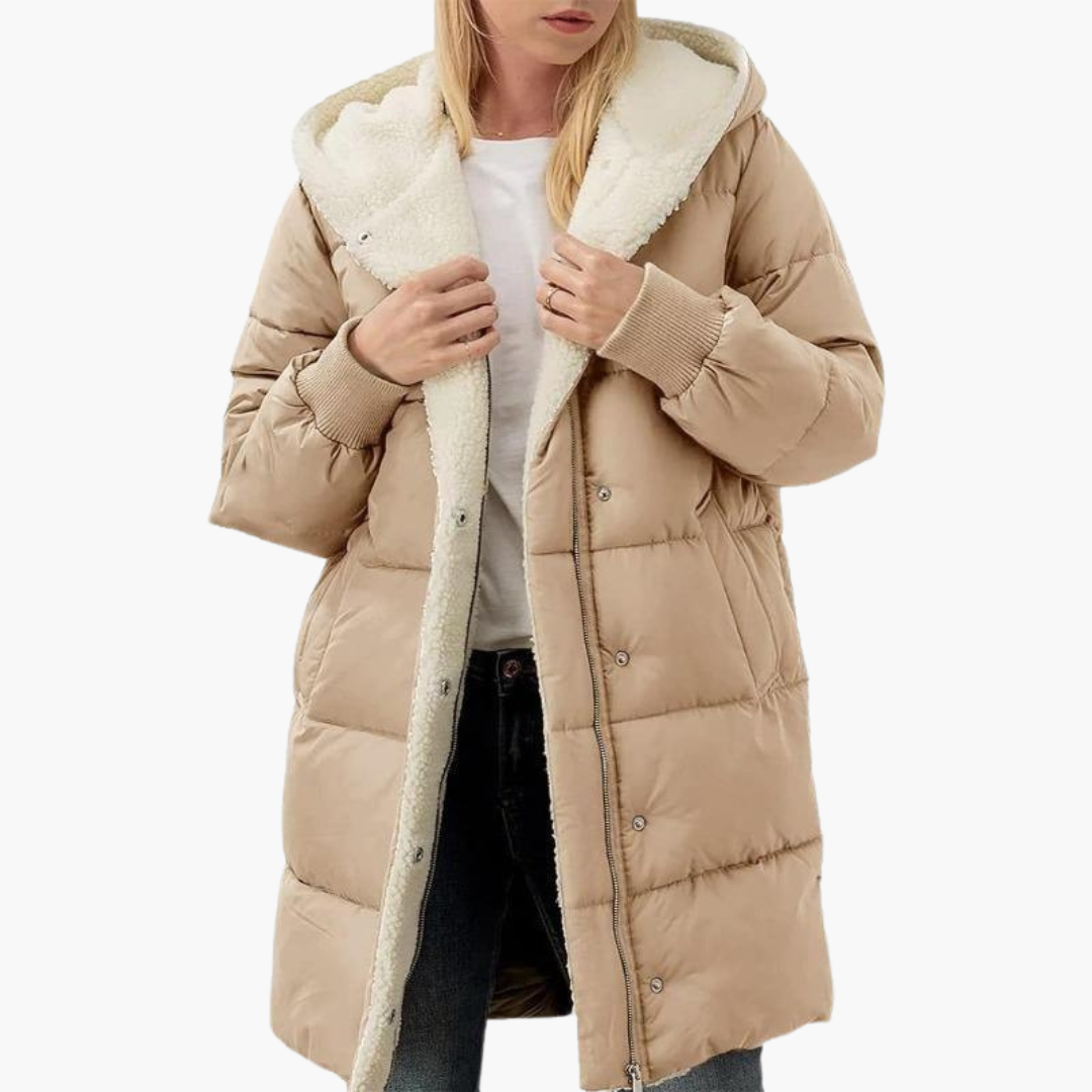 Donna che indossa piumino trapuntato con cappuccio, stile invernale. Eleganza e calore in un solo capo.