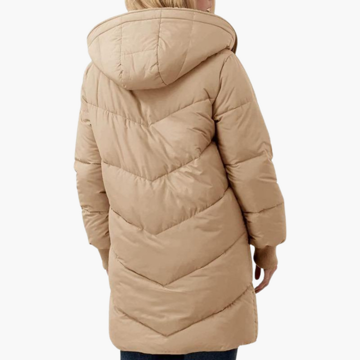Piumino donna con cappuccio, vista frontale del design trapuntato. Perfetto per un look caldo e alla moda.