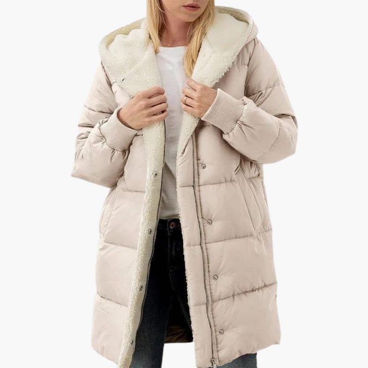 Piumino donna trapuntato, vista laterale che mostra la silhouette con cappuccio. Stile e comfort.